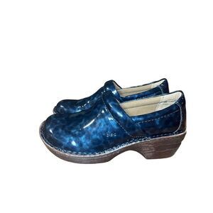 BOC Born concept woman's blue patent leather clogs size 8M